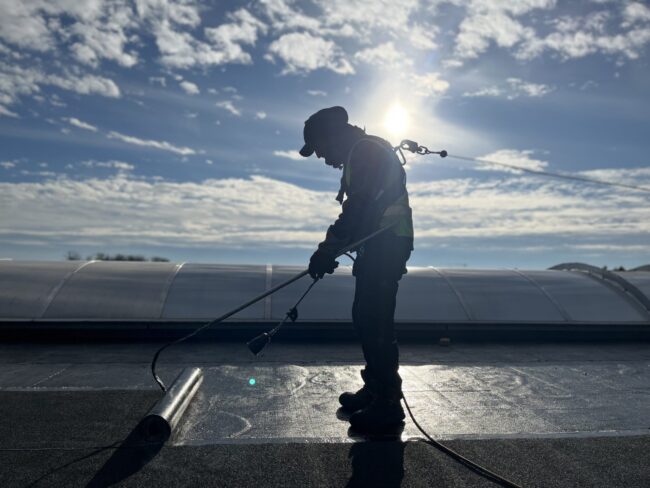 Pose d'une étanchéité goudron