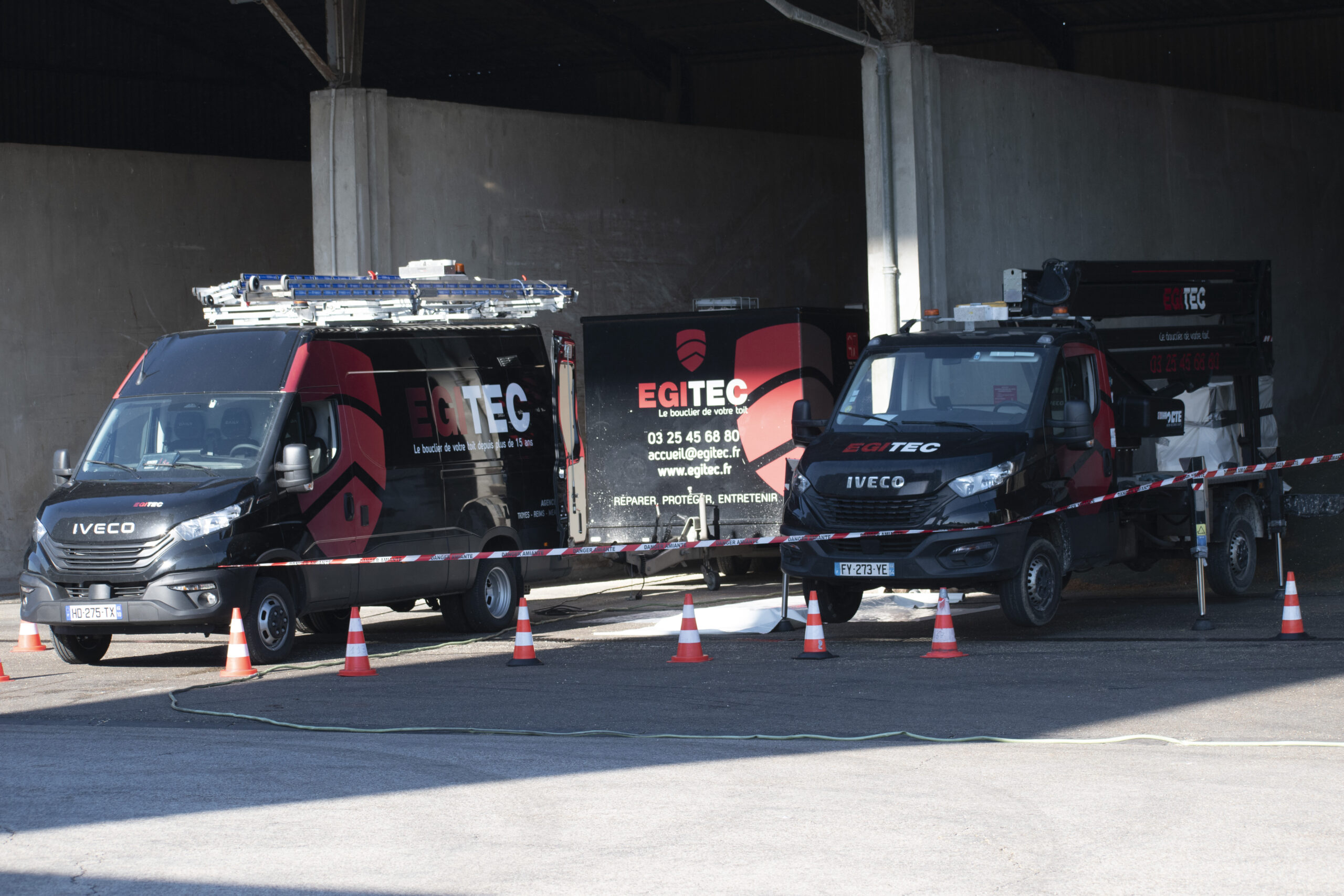 Camions et unité mobile de désamiantage