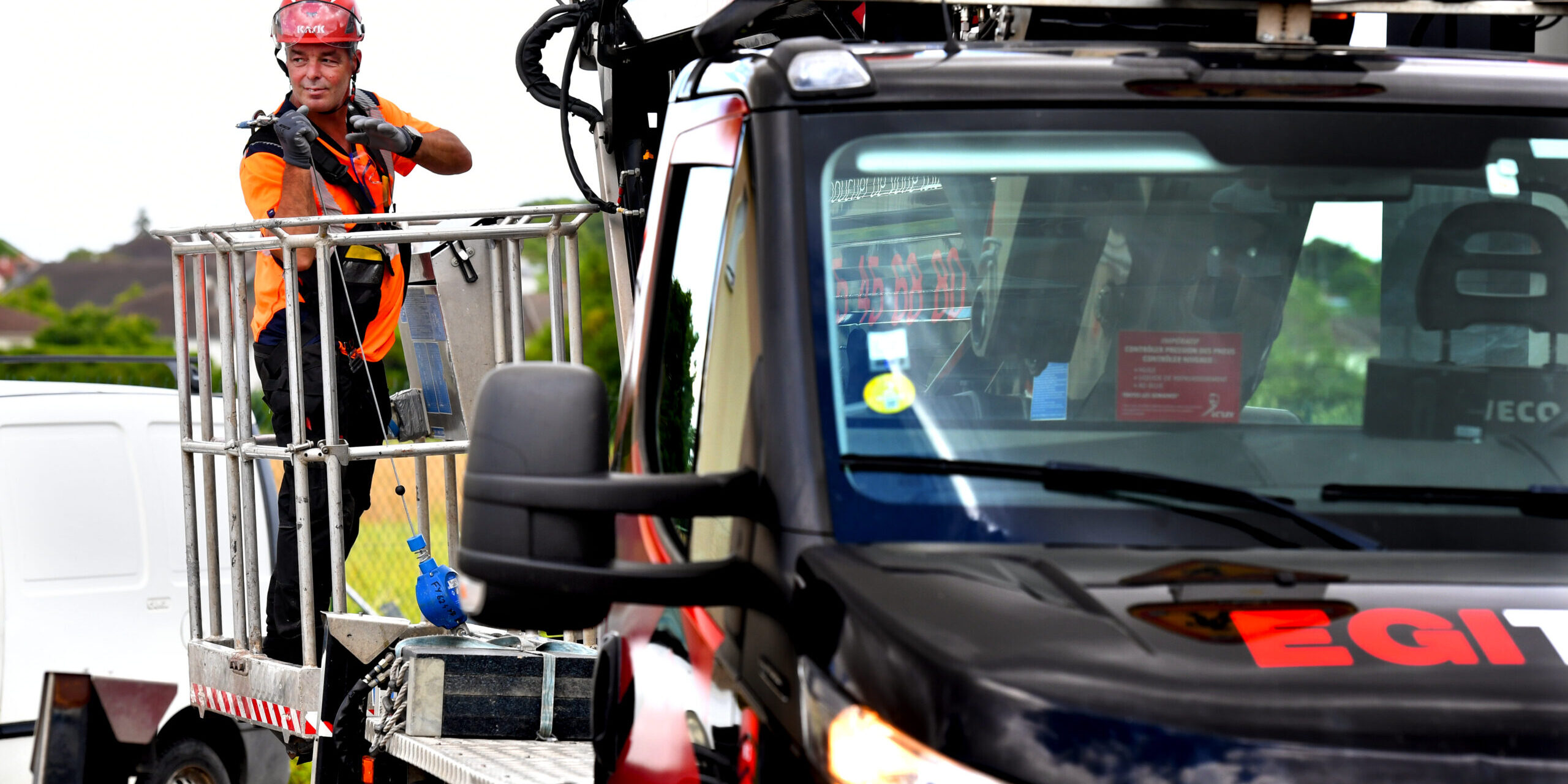 Mise en sécurité d'un technicien Egitec dans un panier de nacelle