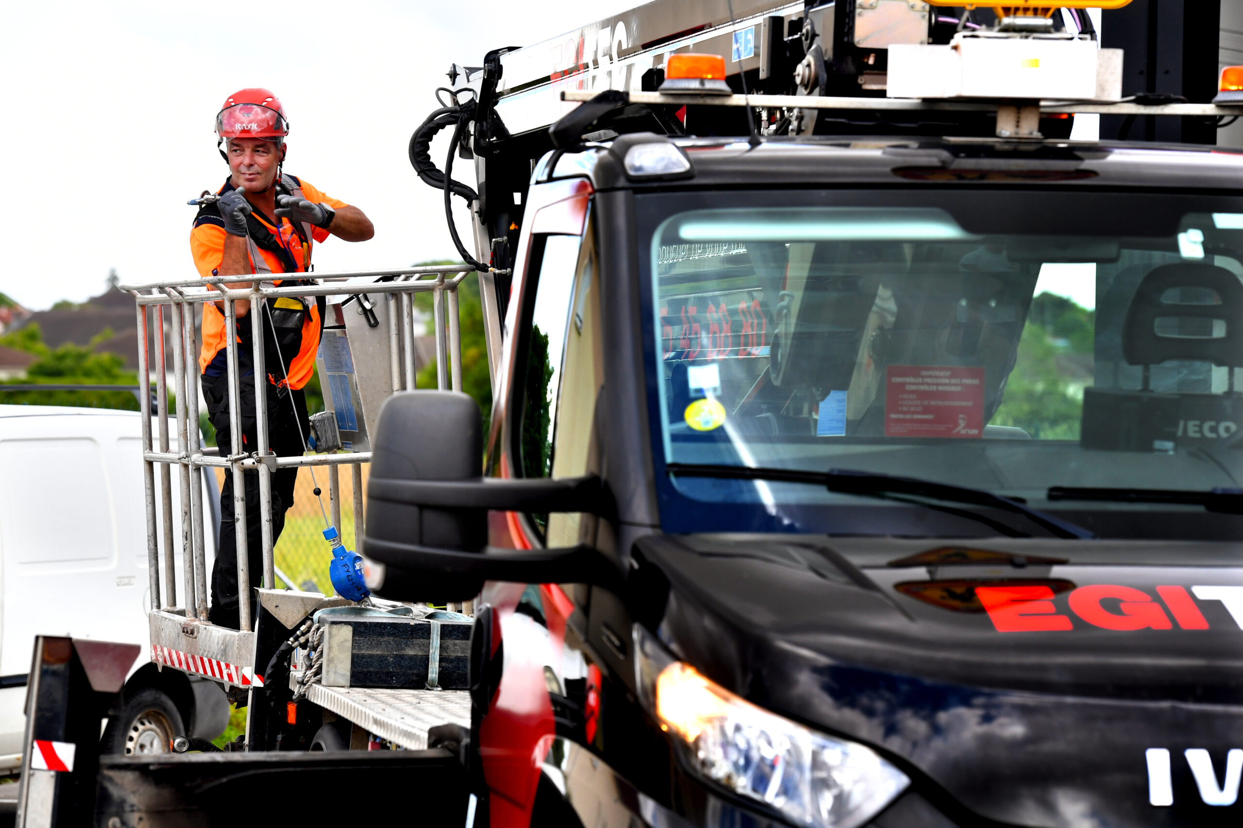 Mise en sécurité d'un technicien Egitec dans un panier de nacelle